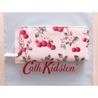 キャスキッドソン(Cath Kidston)の【新品未使用】キャスキッドソン さくらんぼ ジップ長財布 チェリースプリグ(財布)