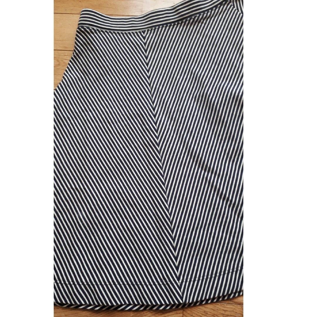 UNIQLO(ユニクロ)の【UNIQLO ネイビーボーダー フレアミニスカート】 レディースのスカート(ミニスカート)の商品写真
