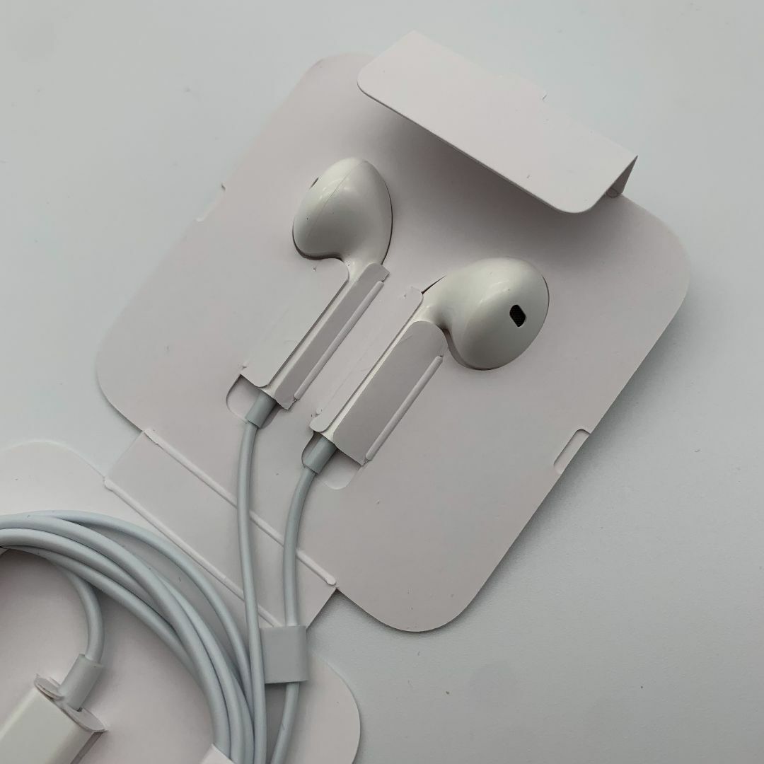 Apple(アップル)のアップル純正 イヤホン インナーイヤー型 アイホン EarPods（USB-C) スマホ/家電/カメラのオーディオ機器(ヘッドフォン/イヤフォン)の商品写真