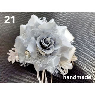 handmadeコサージュ⭐21　グレー　シルバー　ラメ葉　パール  リボン(ブローチ/コサージュ)