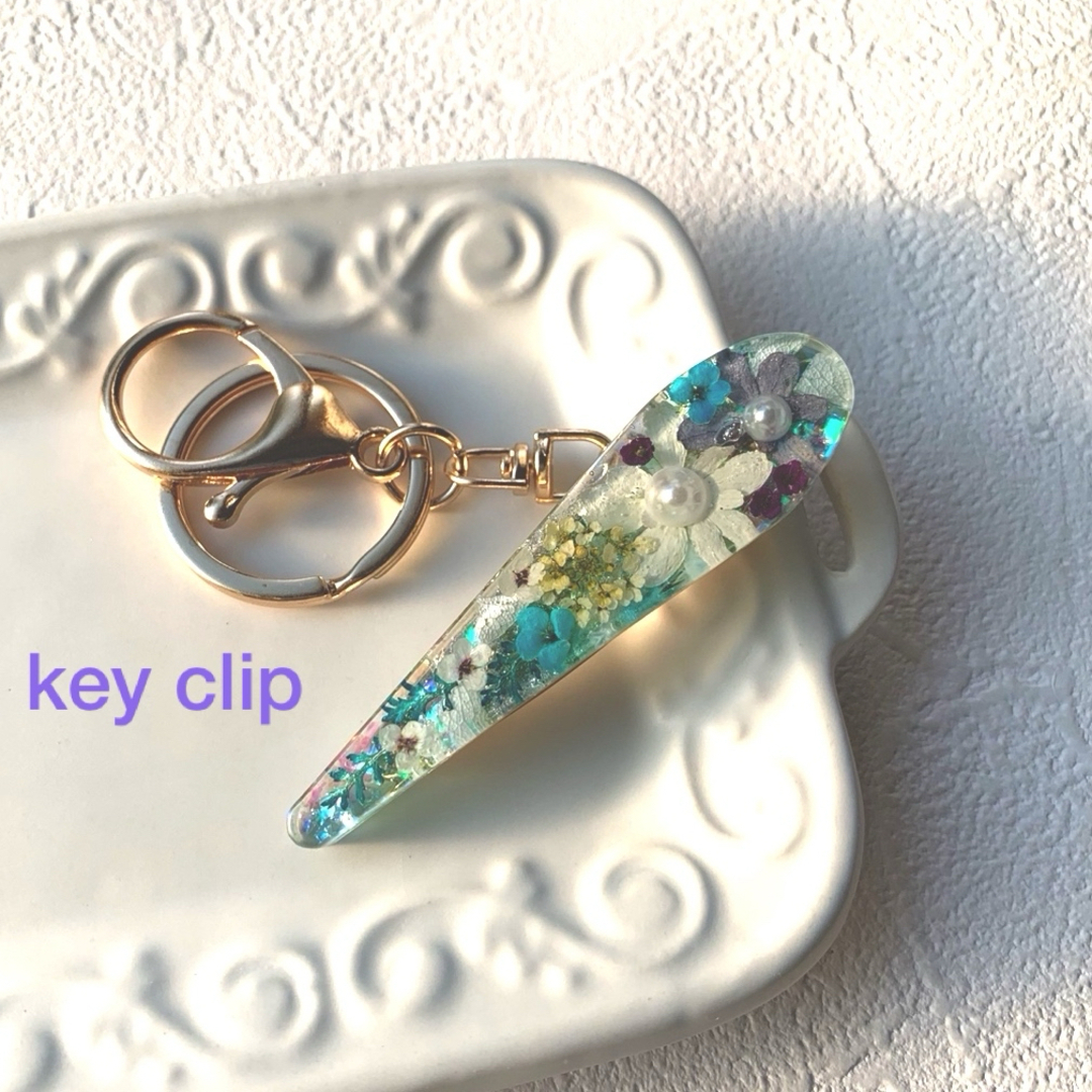 R127  キークリップ　ハンドメイド　ドライフラワー　レジン ハンドメイドのアクセサリー(キーホルダー/ストラップ)の商品写真