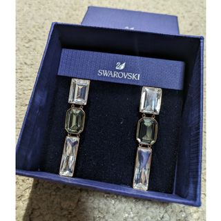 スワロフスキー(SWAROVSKI)の大粒ビジュー３連ピアス　スクエアカット(ピアス)