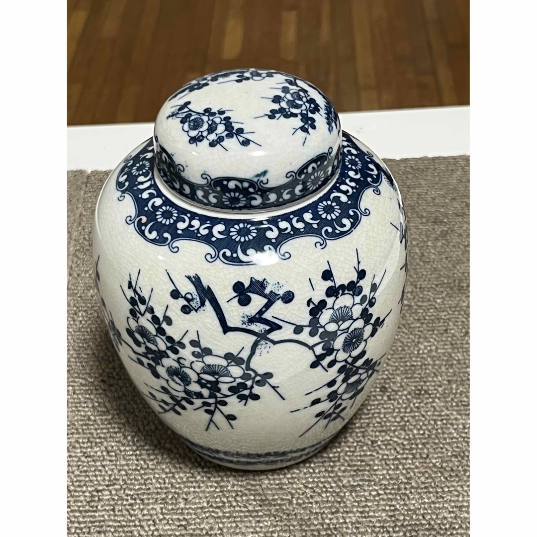 中国風 呉須白梅飾壺 蓋 古物 骨董 古美術 花器 花立 花生 茶壷 エンタメ/ホビーの美術品/アンティーク(陶芸)の商品写真