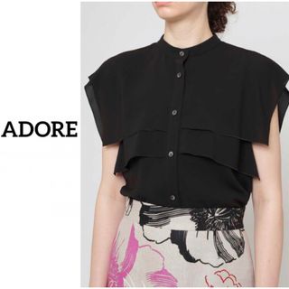 アドーア(ADORE)の美品　ADORE（アドーア） イージーポリエステルケープブラウス(シャツ/ブラウス(半袖/袖なし))