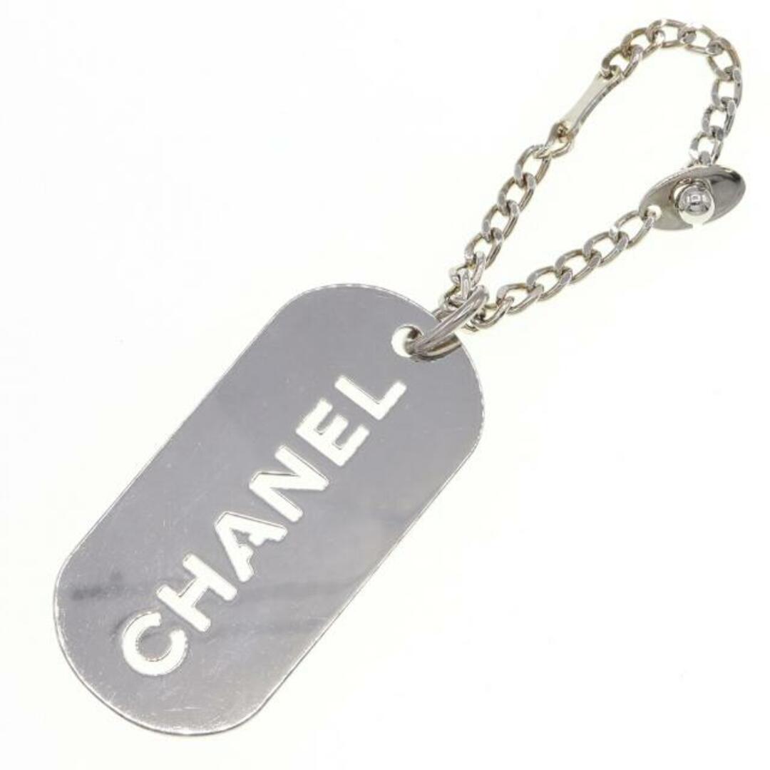 CHANEL(シャネル)の シャネル バッグチャーム シルバー メタル 05V 中古 レディースのファッション小物(キーホルダー)の商品写真