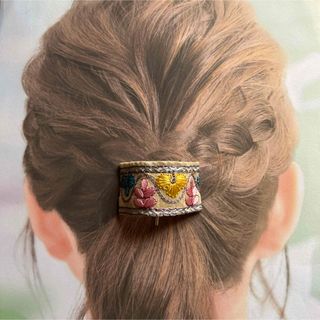 240406-2‪ꫛꫀꪝクリームカラーインド刺繍リボンポニーフック(ヘアアクセサリー)