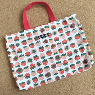 絵本バッグ　レッスンバッグ　ハンドメイド　いちご柄(バッグ/レッスンバッグ)