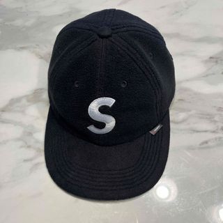 シュプリーム(Supreme)のSupreme POLARTEC S-logo cap Black (キャップ)