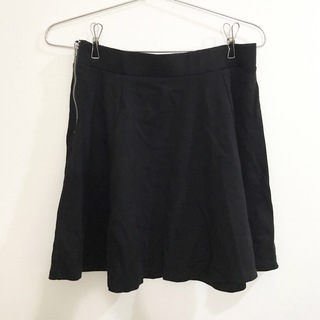 エイチアンドエム(H&M)の黒　スカート(ひざ丈スカート)