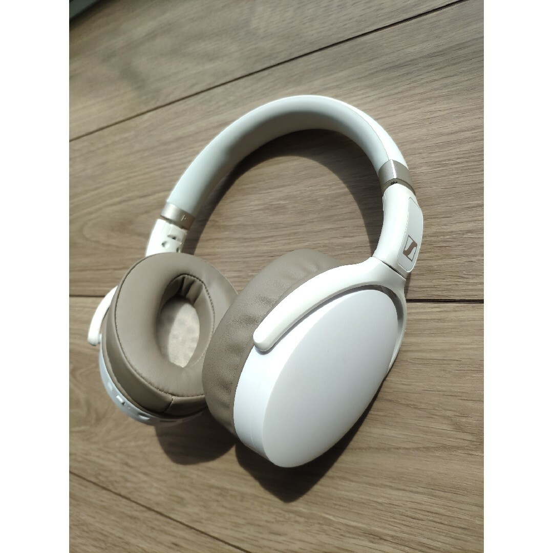 SENNHEISER(ゼンハイザー)のSENNHEISER HD 450BT WHITE スマホ/家電/カメラのオーディオ機器(ヘッドフォン/イヤフォン)の商品写真