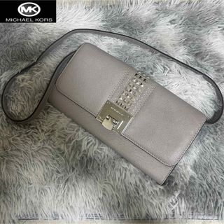 マイケルコース(Michael Kors)の【未使用級】MICHAEL KORS グレージュ　スタッズ　ショルダーバッグ(ショルダーバッグ)