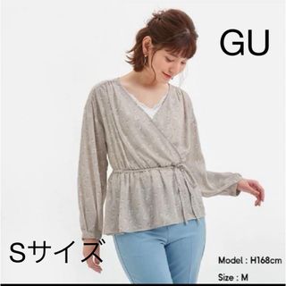 ジーユー(GU)のGU フラワープリントカシュクールボリュームスリーブブラウス ベージュ　Sサイズ(シャツ/ブラウス(長袖/七分))