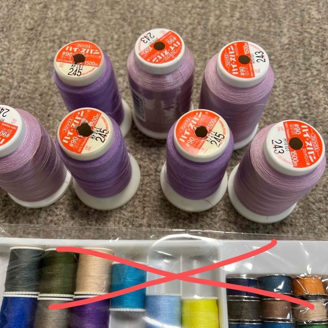 ロックミシン用糸とおまけ付き ハンドメイドの素材/材料(生地/糸)の商品写真