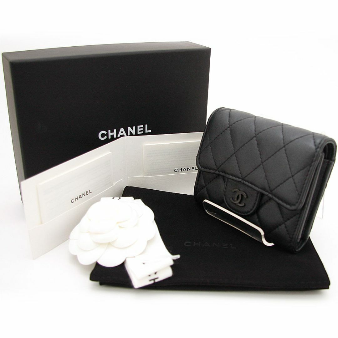 CHANEL(シャネル)の美品 シャネル 三つ折り財布 クラシック スモール フラップ ウォレット AP0229 ブラック ラムスキン レザー CHANEL マトラッセ COCO レディースのファッション小物(財布)の商品写真