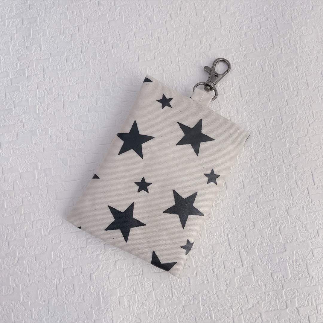 ランドセルキーケース リールキー 男の子 女の子 モノトーン シンプル 星柄 白 ハンドメイドのキッズ/ベビー(外出用品)の商品写真