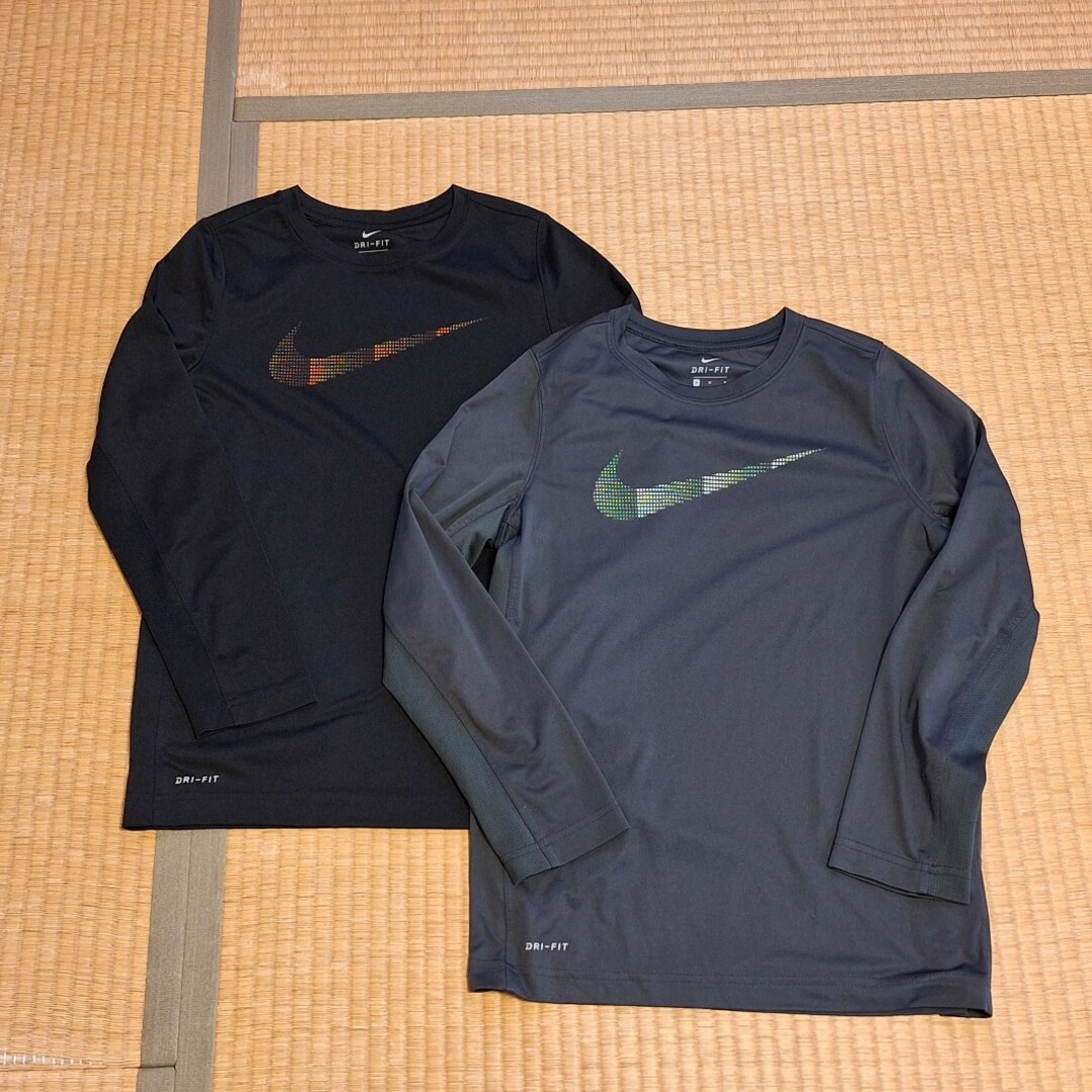 NIKE(ナイキ)のNIKE ロングTシャツ 150センチ 2枚売り キッズ/ベビー/マタニティのキッズ服男の子用(90cm~)(Tシャツ/カットソー)の商品写真