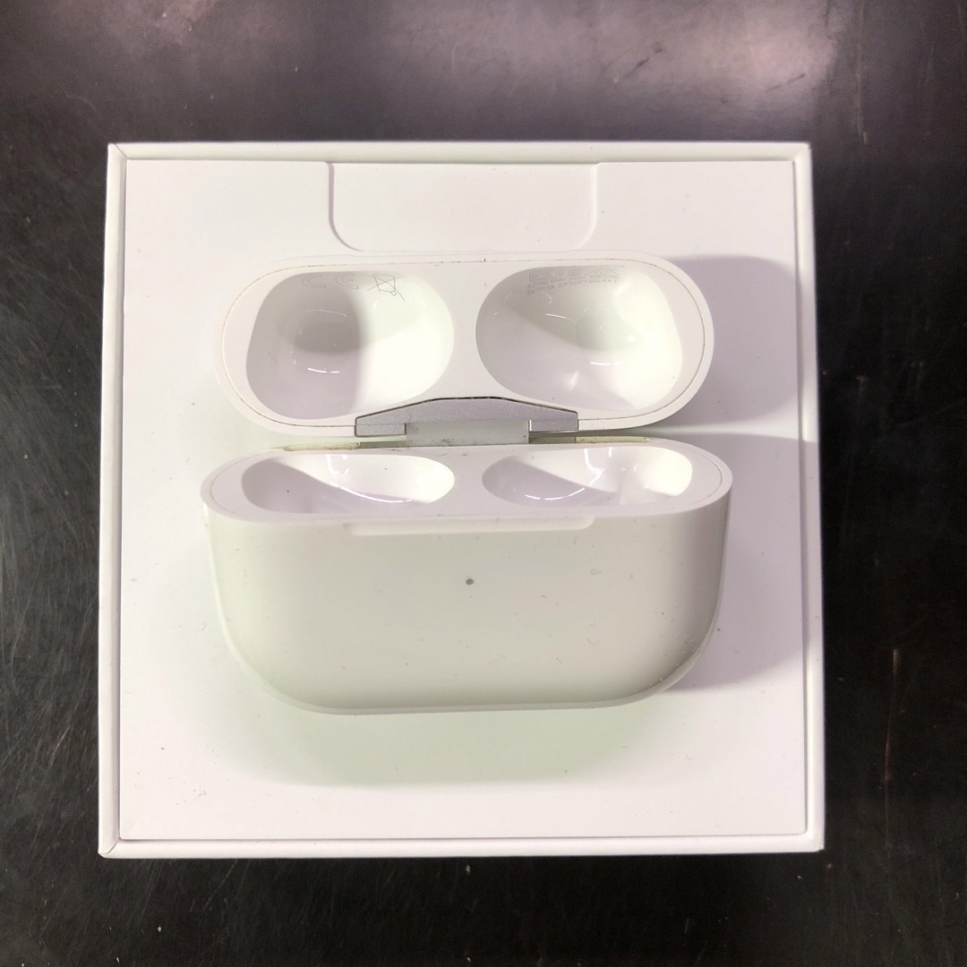 Apple(アップル)のApple AirPods  Pro 第1世代　充電ケース スマホ/家電/カメラのオーディオ機器(ヘッドフォン/イヤフォン)の商品写真