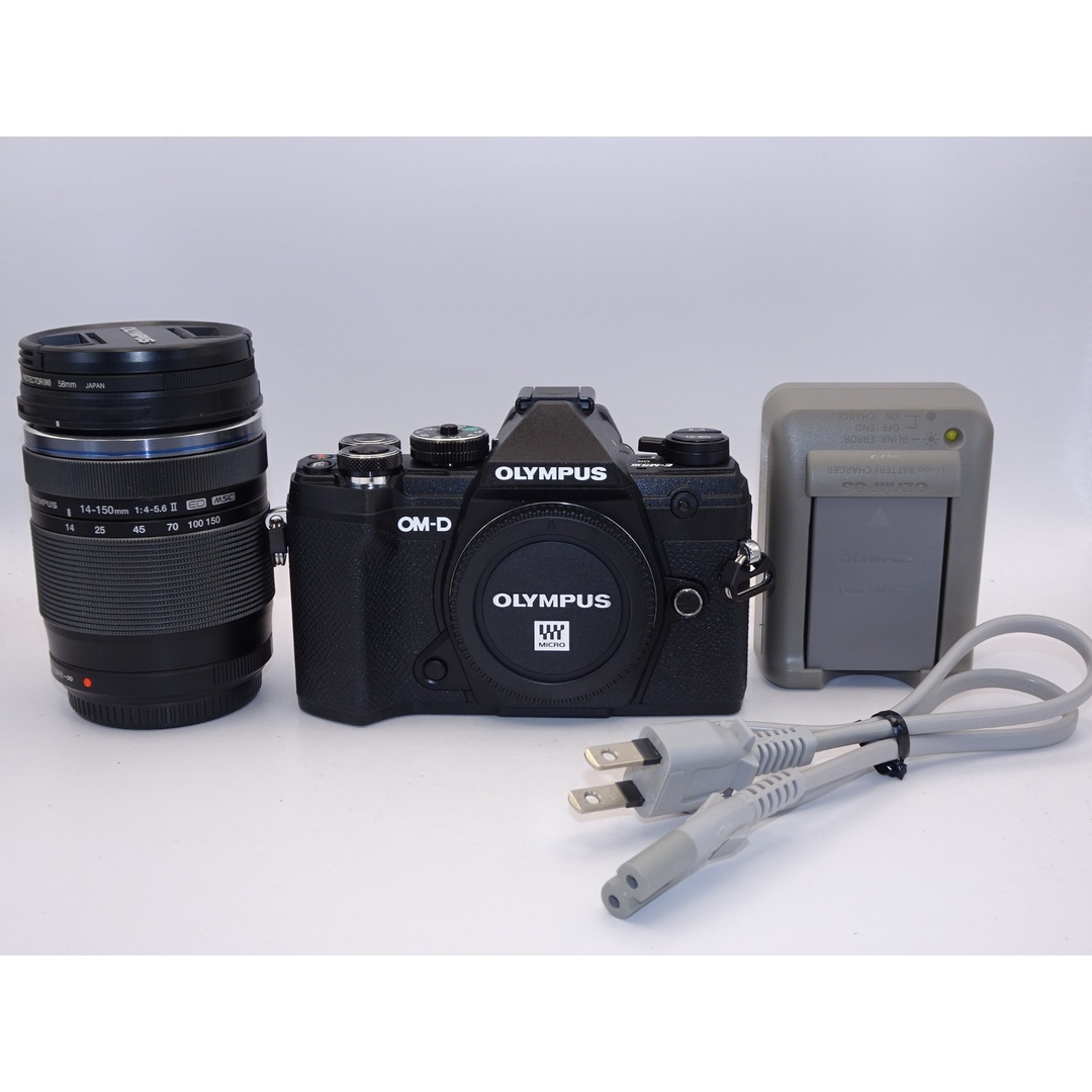 【外観特上級】OLYMPUS ミラーレス一眼カメラ OM-D E-M5 MarkIII 14-150mmIIレンズキット ブラック スマホ/家電/カメラのカメラ(ミラーレス一眼)の商品写真