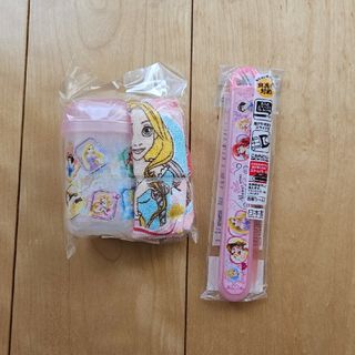 ディズニー(Disney)の【スケーター】プリンセス　おしぼりセット+スライド式ハシ箱セット　新品未使用(弁当用品)