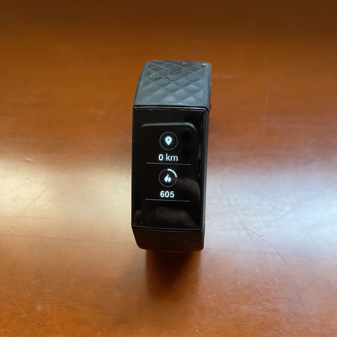 FITBIT Fitbit Charge4 GPS搭載フィットネストラッカー B スマホ/家電/カメラのスマートフォン/携帯電話(その他)の商品写真