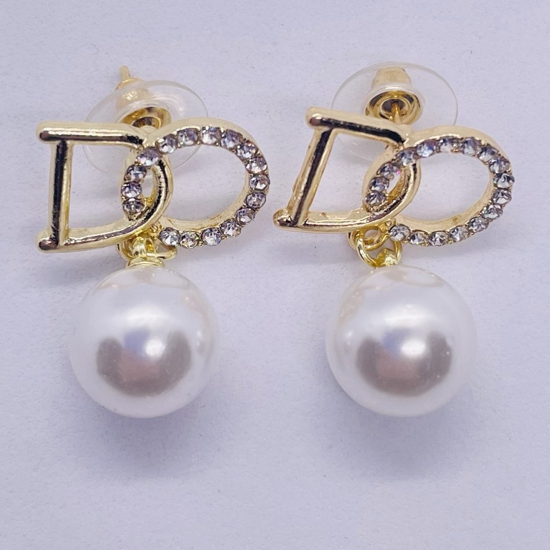 Dior パール　上品　ピアス　ノベルティ レディースのアクセサリー(ピアス)の商品写真