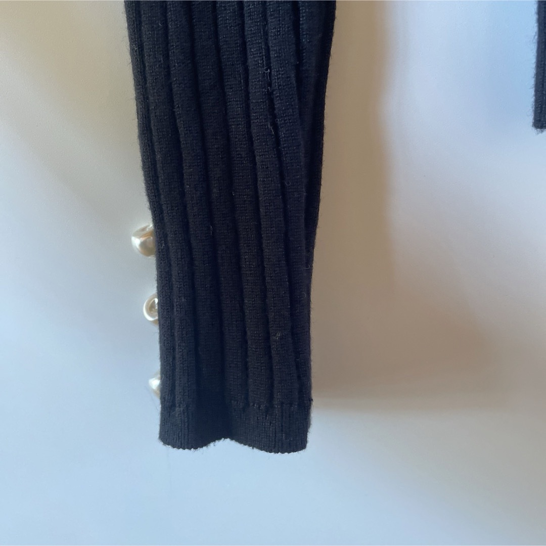 TOCCO closet(トッコクローゼット)のtocco closet ニット 袖口パール付きVネックリブニットプルオーバー レディースのトップス(ニット/セーター)の商品写真