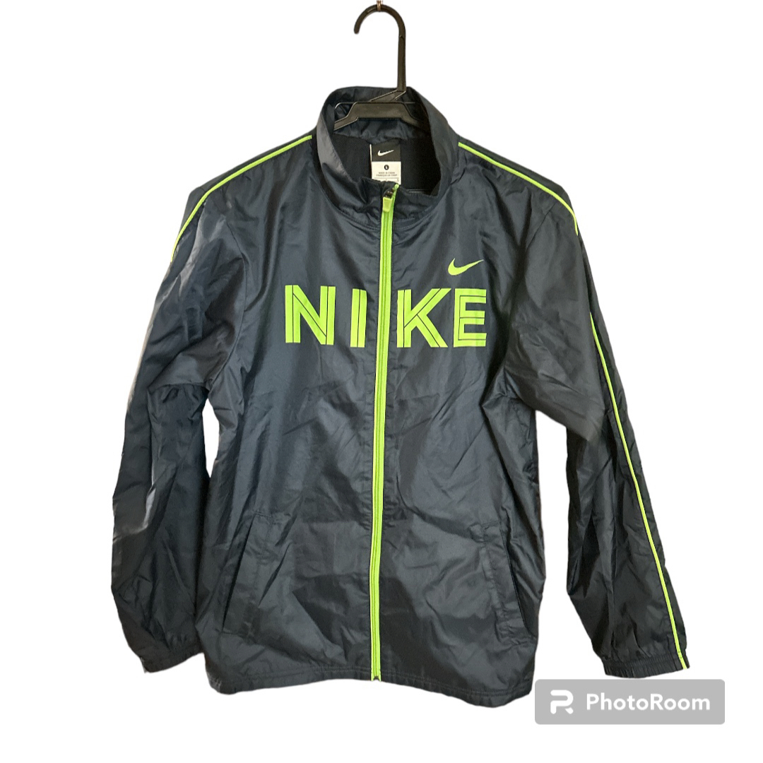 NIKE(ナイキ)の【即購入OK・中古服】ナイキのジャンバーと半ズボンの２点セット NIKE L 黒 キッズ/ベビー/マタニティのキッズ服男の子用(90cm~)(ジャケット/上着)の商品写真