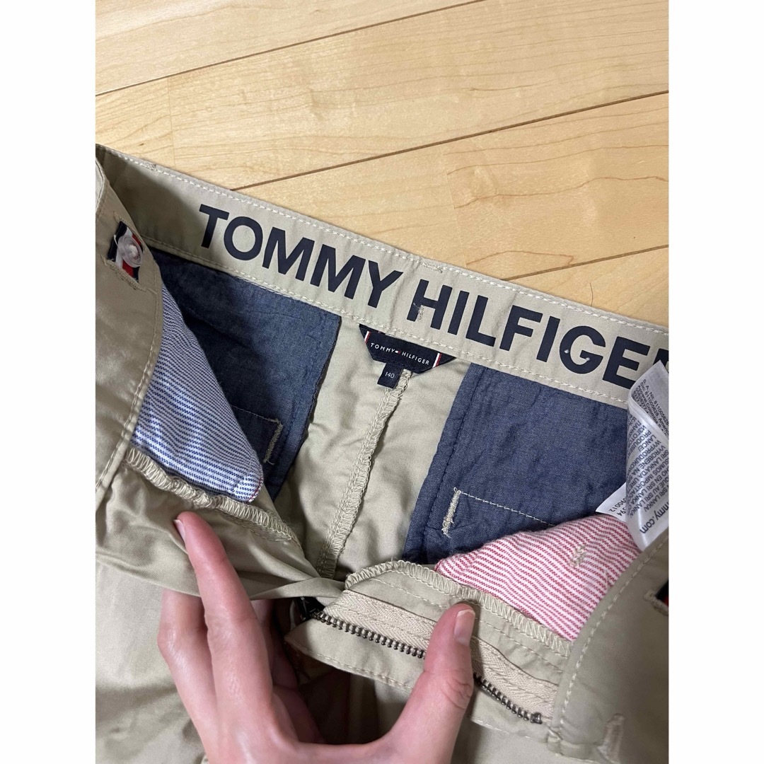 TOMMY HILFIGER(トミーヒルフィガー)のTOMMY HILFIGER  ベージュパンツ　140 新品未使用　定価半額以下 キッズ/ベビー/マタニティのキッズ服男の子用(90cm~)(パンツ/スパッツ)の商品写真