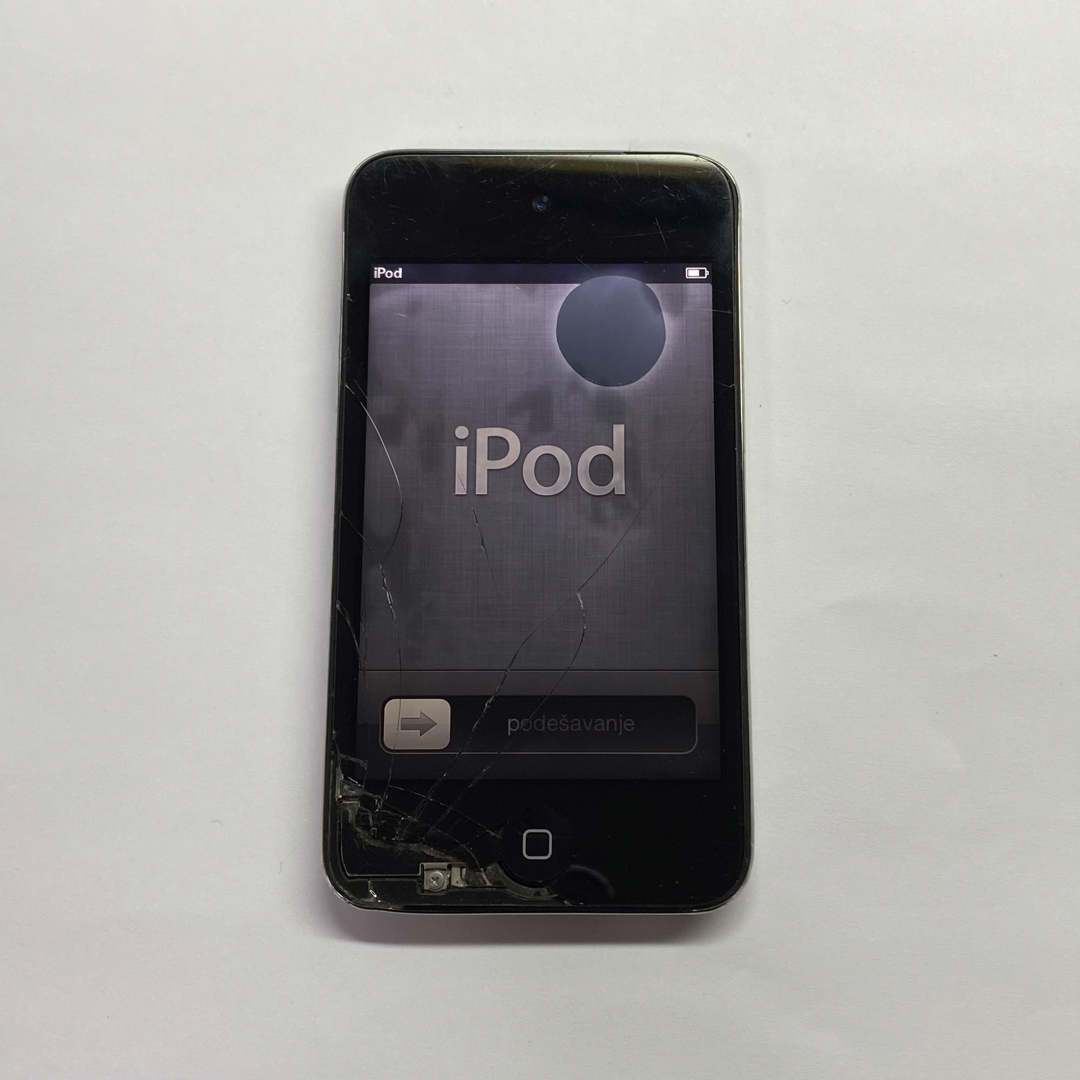 Apple(アップル)のiPod Touch 第4世代　32GB ジャンク　Apple アップル 黒 スマホ/家電/カメラのスマートフォン/携帯電話(スマートフォン本体)の商品写真