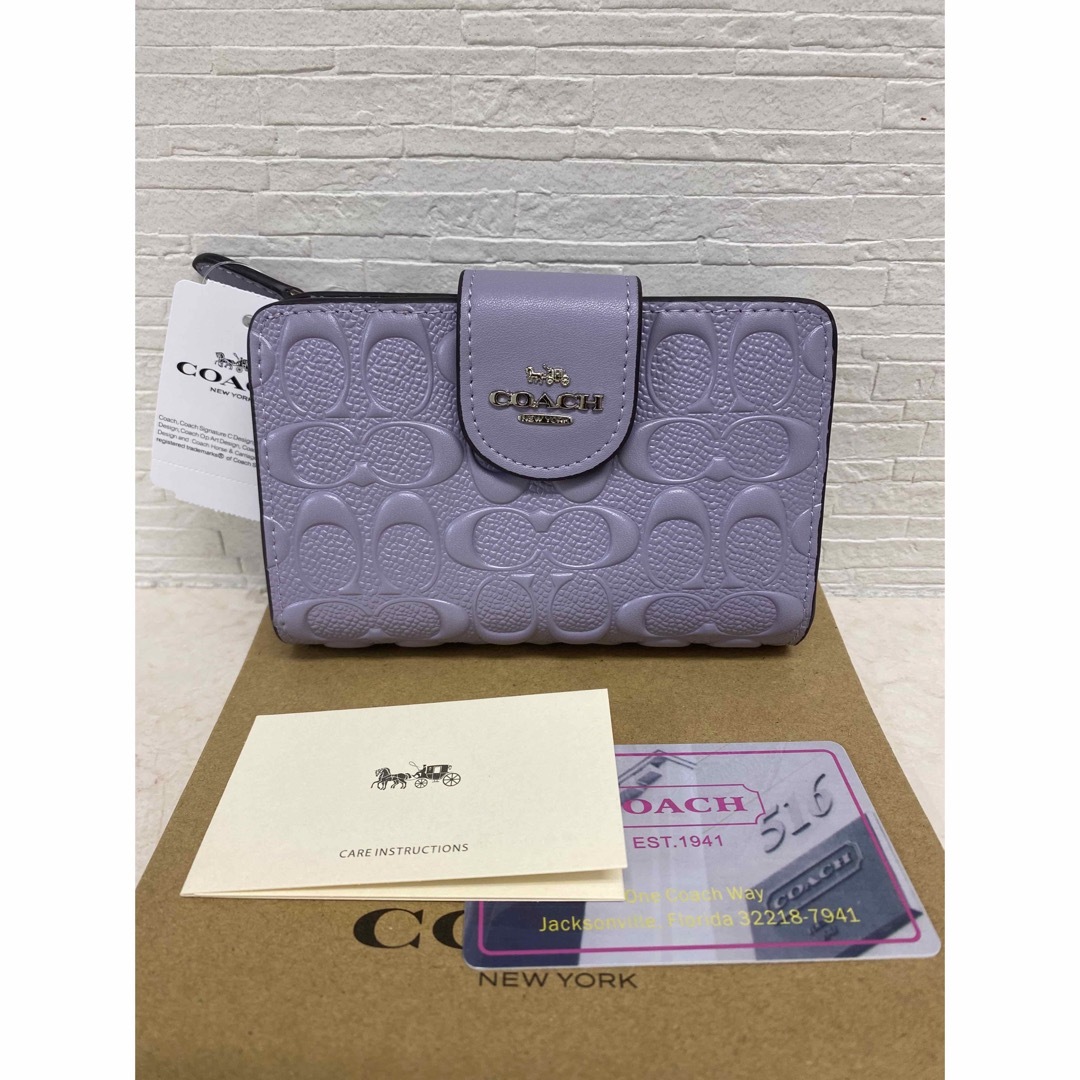 COACH(コーチ)の[新品未使用]✨COACHシグネチャー型押し二つ折り財布✨ミニ財布 レディースのファッション小物(財布)の商品写真