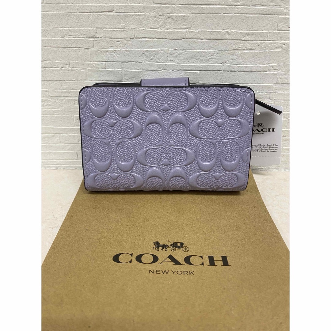 COACH(コーチ)の[新品未使用]✨COACHシグネチャー型押し二つ折り財布✨ミニ財布 レディースのファッション小物(財布)の商品写真