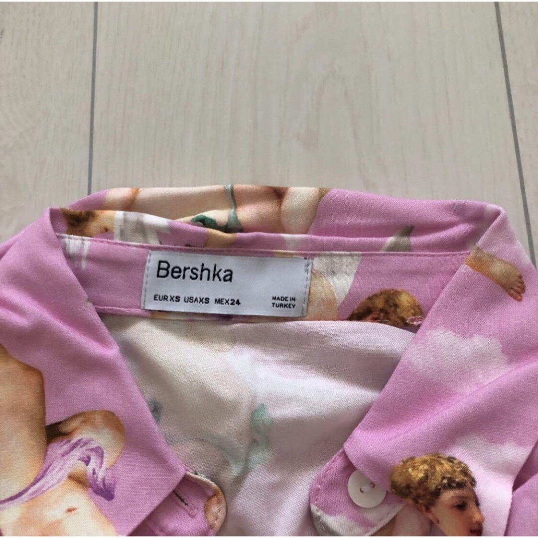 Bershka(ベルシュカ)のBershka ベルシュカ 柄シャツ 天使 エンジェル 半袖シャツ レディースのトップス(シャツ/ブラウス(半袖/袖なし))の商品写真