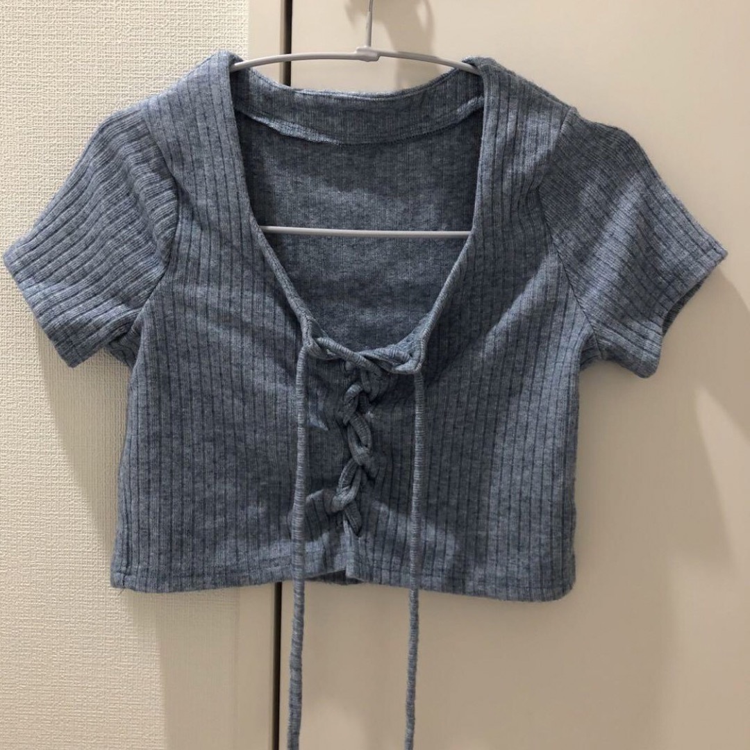 SHEIN(シーイン)のSHEIN Honeyspot  無地柄 クロップシャツ アームスリーブ付 レディースのトップス(Tシャツ(半袖/袖なし))の商品写真