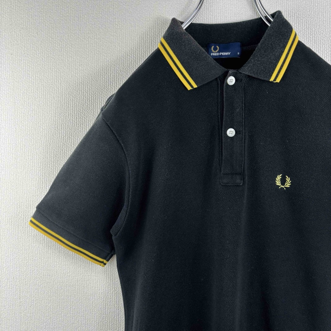 FRED PERRY(フレッドペリー)のフレッドペリー　ポロシャツ　半袖　ブラック　イエロー　S 古着 メンズのトップス(ポロシャツ)の商品写真