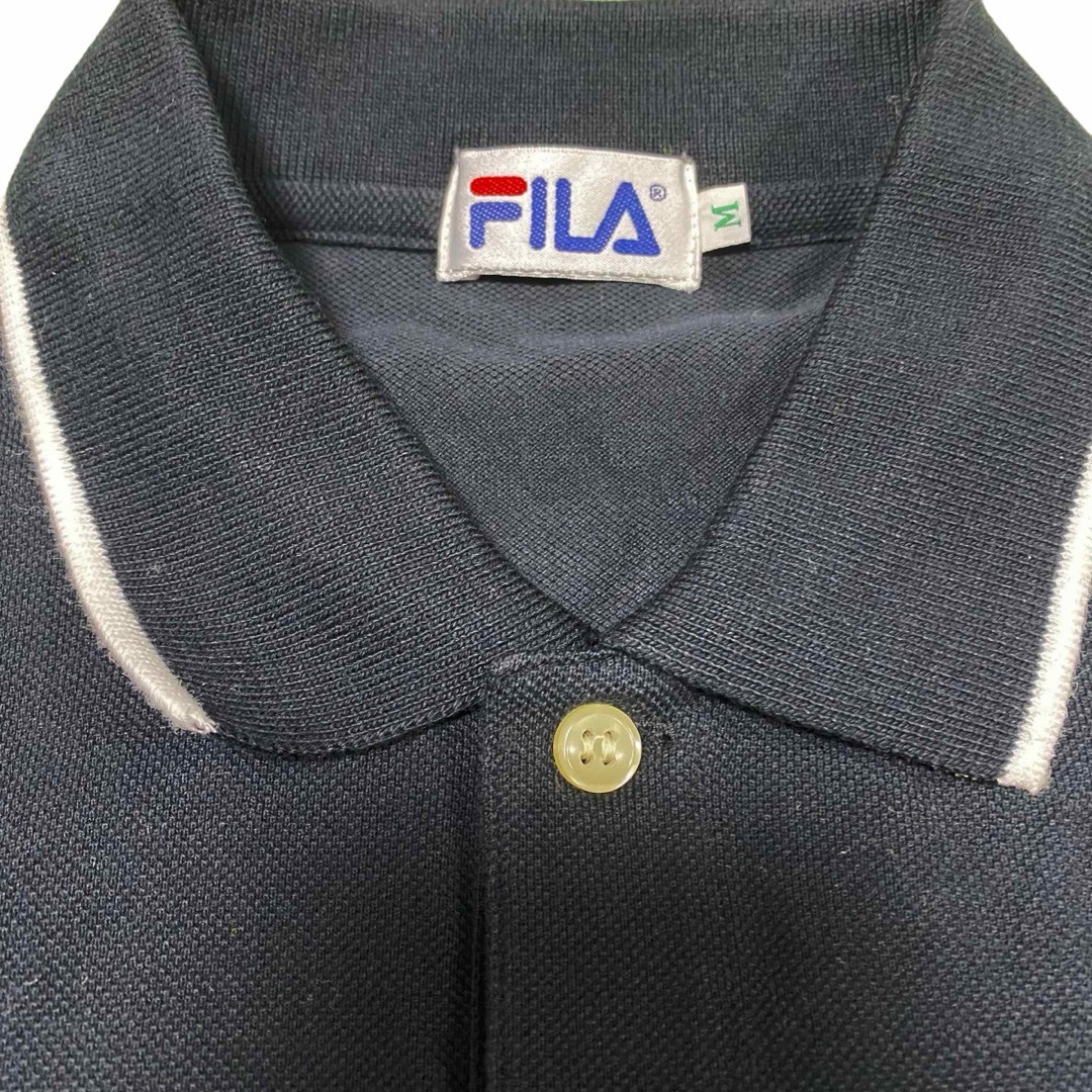 FILA(フィラ)の【新品タグ】FILAフィラ  ポロシャツ　ブラック黒　刺繍ロゴ　メンズMサイズ メンズのトップス(ポロシャツ)の商品写真