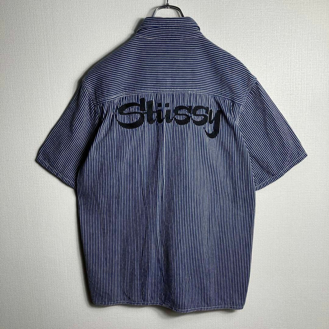 STUSSY(ステューシー)の【美品】ステューシー　ビッグロゴ　刺繍　半袖BDシャツ　胸ポケット　ストライプ メンズのトップス(シャツ)の商品写真