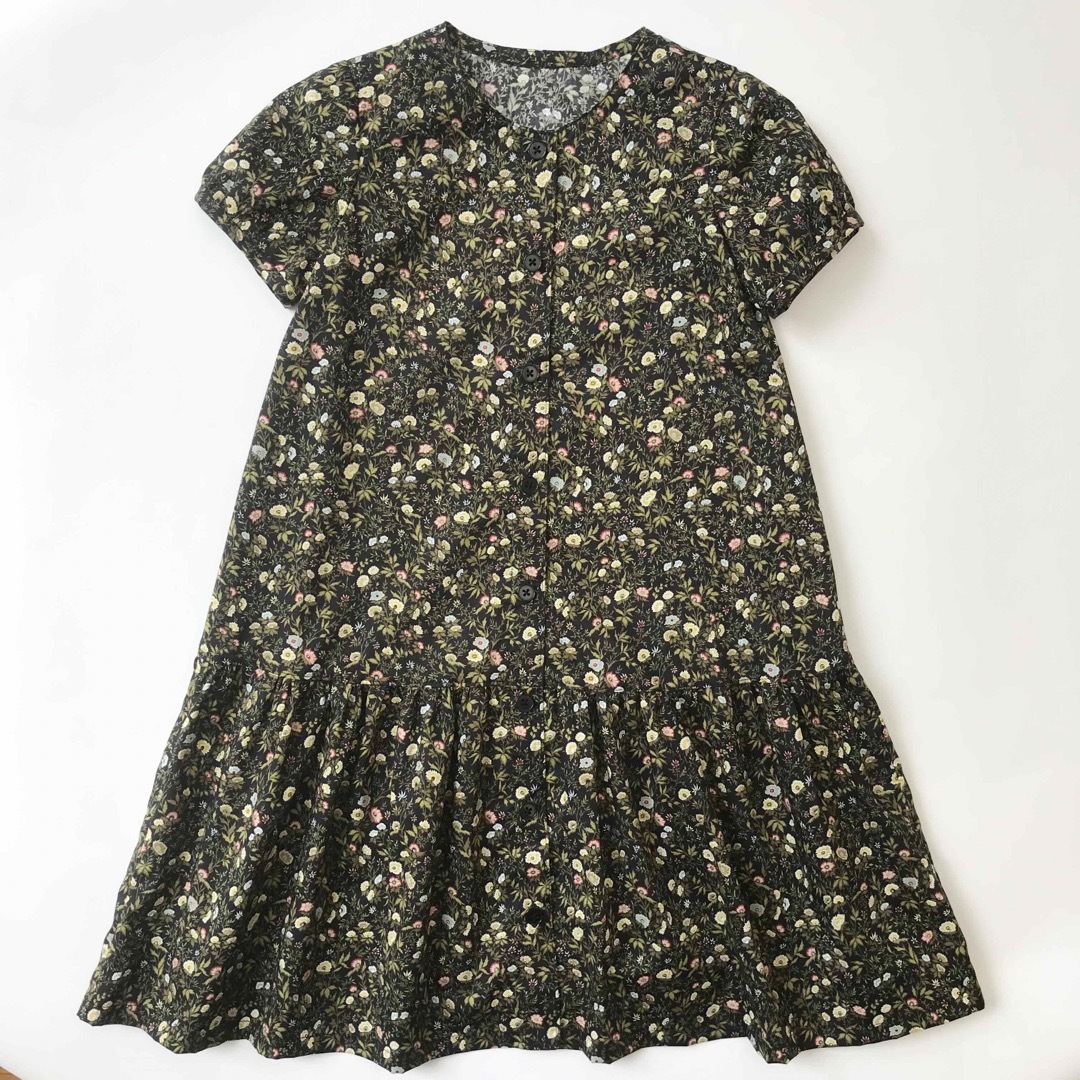 新品　ハンドメイド　おすまし　ワンピース　120cm  黒　花　リバティプリント キッズ/ベビー/マタニティのキッズ服女の子用(90cm~)(ワンピース)の商品写真