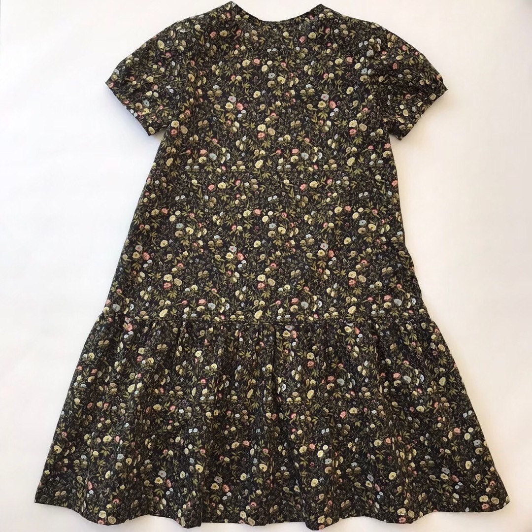 新品　ハンドメイド　おすまし　ワンピース　120cm  黒　花　リバティプリント キッズ/ベビー/マタニティのキッズ服女の子用(90cm~)(ワンピース)の商品写真