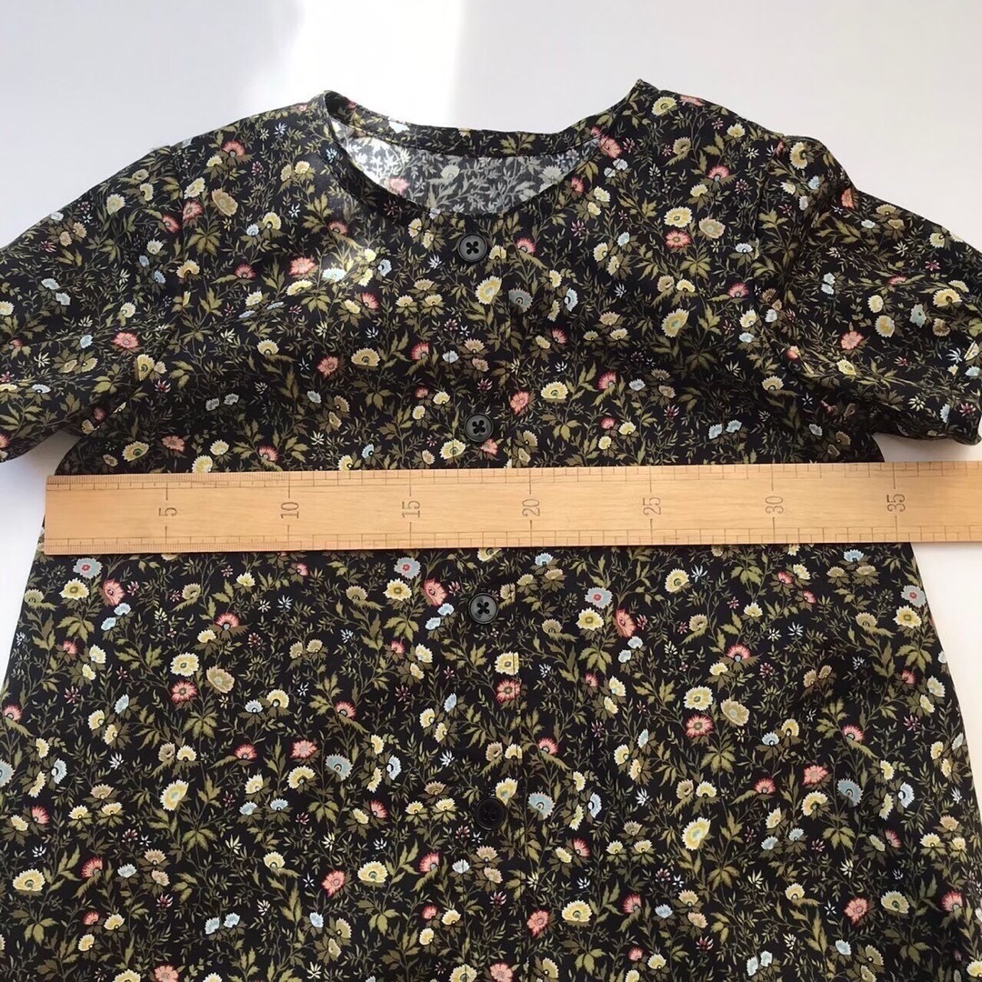 新品　ハンドメイド　おすまし　ワンピース　120cm  黒　花　リバティプリント キッズ/ベビー/マタニティのキッズ服女の子用(90cm~)(ワンピース)の商品写真