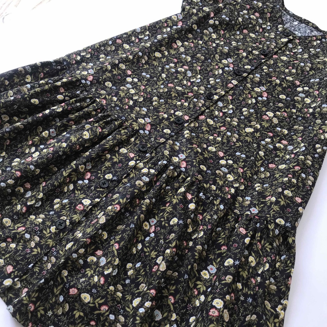 新品　ハンドメイド　おすまし　ワンピース　120cm  黒　花　リバティプリント キッズ/ベビー/マタニティのキッズ服女の子用(90cm~)(ワンピース)の商品写真