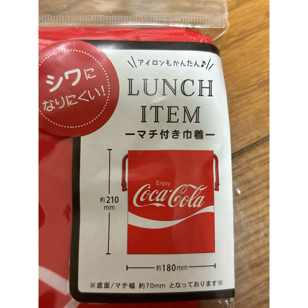 コカ・コーラ(コカコーラ)の【新品】Coca-Cola コカコーラ　マチ付き巾着　 インテリア/住まい/日用品のインテリア/住まい/日用品 その他(その他)の商品写真