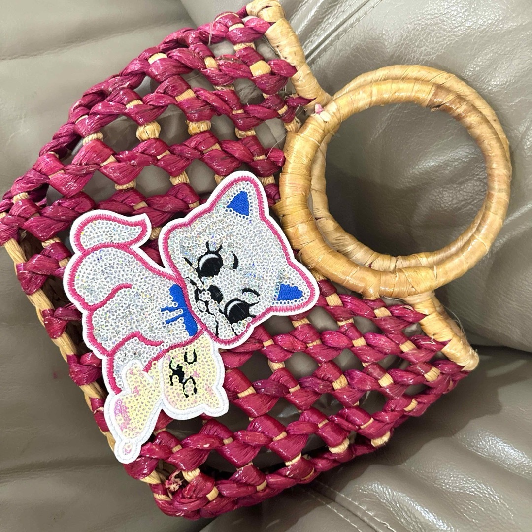 キラキラスパンコール猫ちゃんかごバッグ　可愛いピンクかごバッグ レディースのバッグ(かごバッグ/ストローバッグ)の商品写真