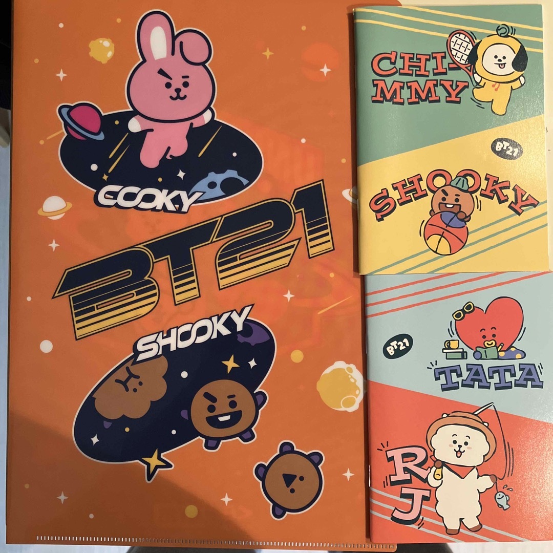 BT21(ビーティーイシビル)のBT21 くら寿司　クリアファイル　ノート エンタメ/ホビーのタレントグッズ(アイドルグッズ)の商品写真