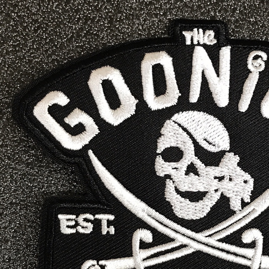 グーニーズ GOONIES 海賊旗モチーフ9×9.5cm アイロワッペン -7 自動車/バイクのバイク(装備/装具)の商品写真