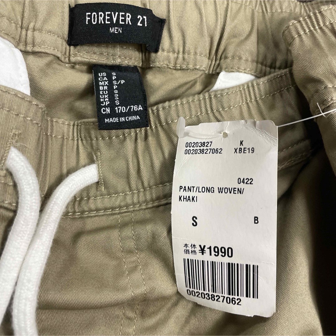 FOREVER 21(フォーエバートゥエンティーワン)の新品タグ付き【FOREVER21】パンツ長ズボンチノパンベージュSサイズ メンズのパンツ(チノパン)の商品写真