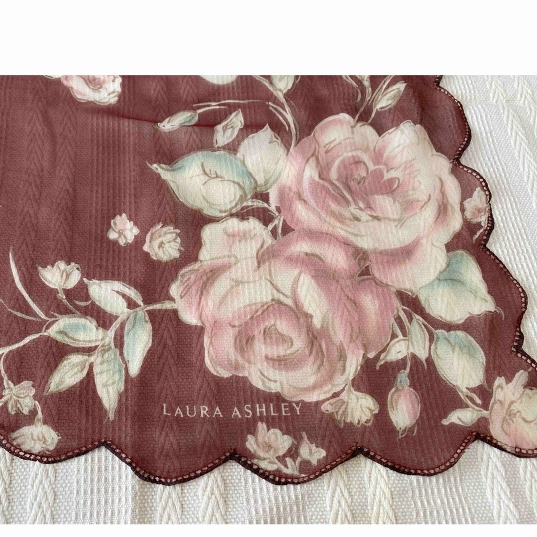 LAURA ASHLEY(ローラアシュレイ)のLAURA ASHLEY  ローラアシュレイ　シルクシフォンスカーフ　花柄 レディースのファッション小物(バンダナ/スカーフ)の商品写真