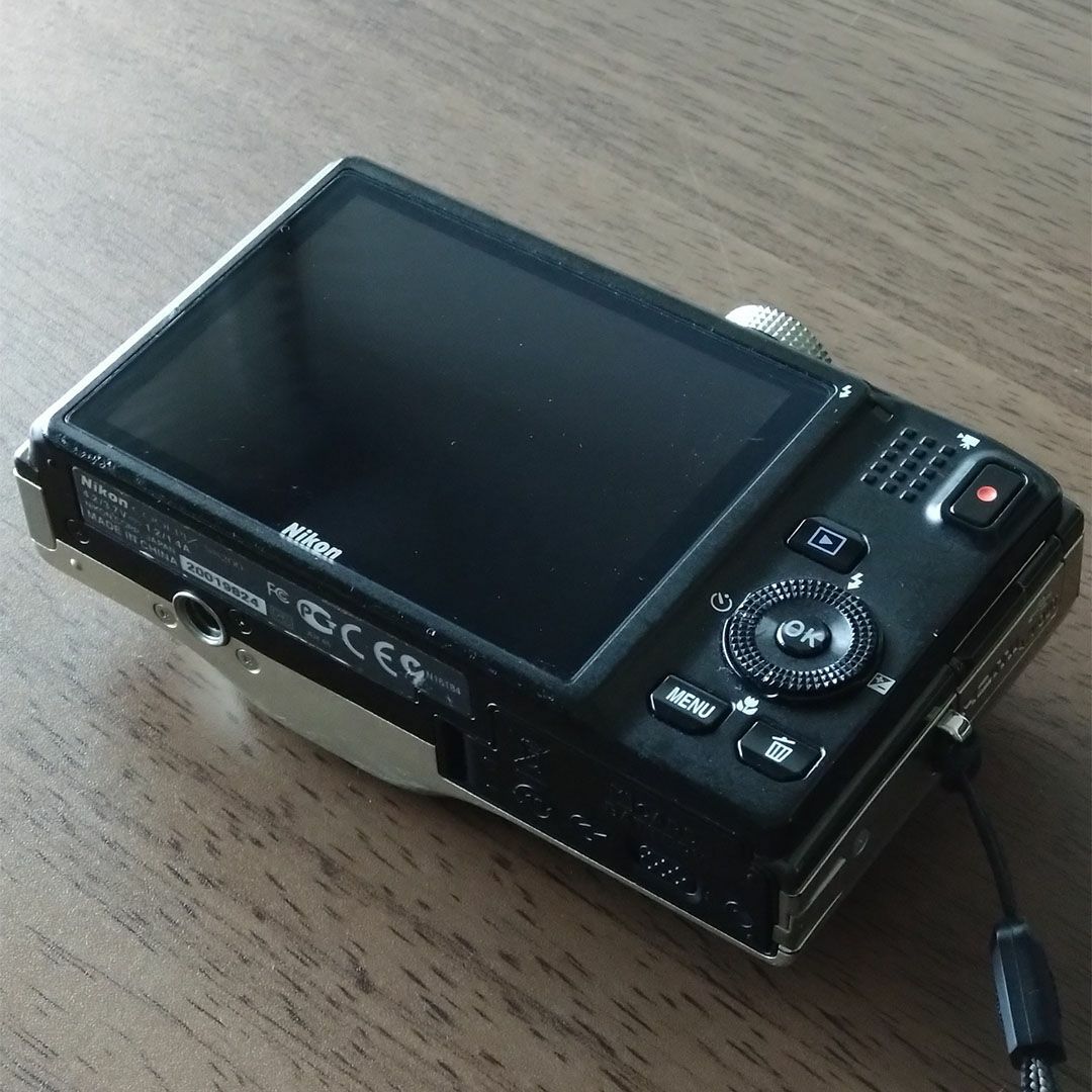 Nikon(ニコン)のNikon COOLPIX S8200 シルバー スマホ/家電/カメラのカメラ(コンパクトデジタルカメラ)の商品写真