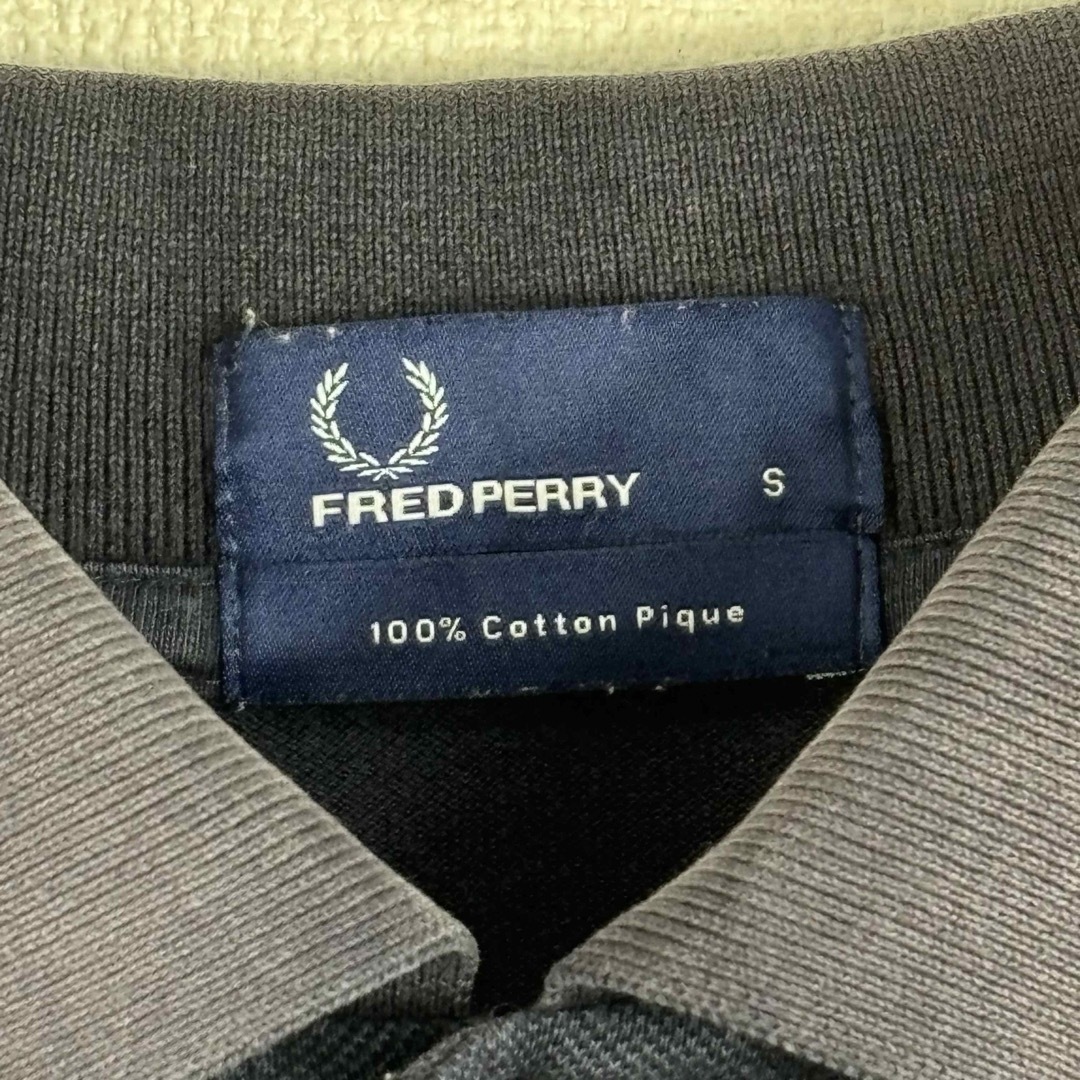 FRED PERRY(フレッドペリー)の大人気　フレッドペリー　ポロシャツ　半袖　S ビンテージ　紺白赤水色　古着 メンズのトップス(ポロシャツ)の商品写真