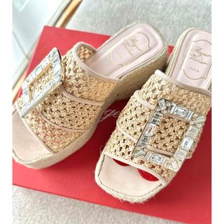 ROGER VIVIER - 5735 ロジェヴィヴィエ スエード ストラスバックル ROGER VIVIER - 5735 ロジェヴィヴィエ スエード ストラスバックル