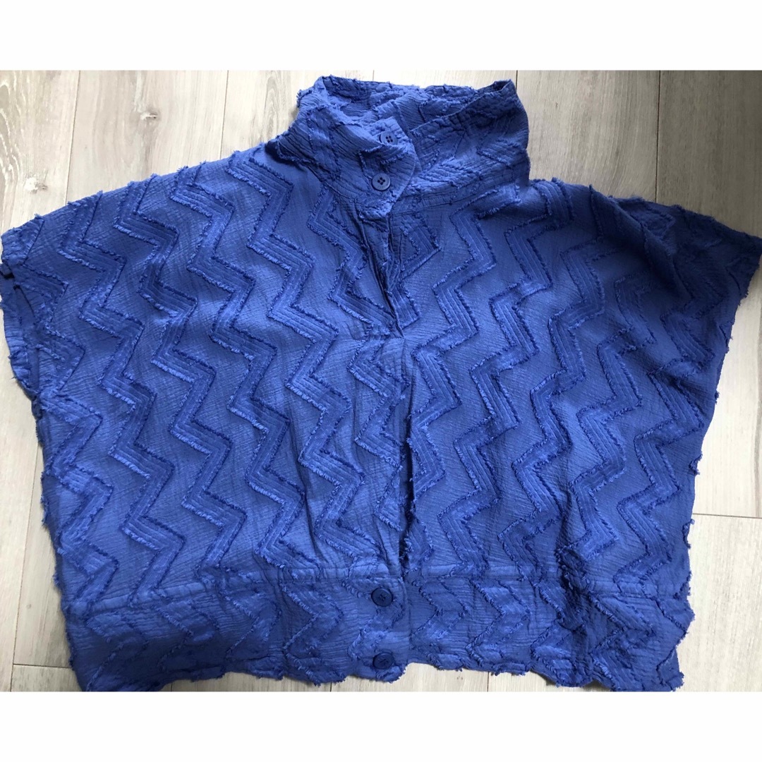 ISSEY MIYAKE(イッセイミヤケ)のギザギザ波型加工シャツ地ハイネックドルマントップスブルー レディースのトップス(シャツ/ブラウス(半袖/袖なし))の商品写真